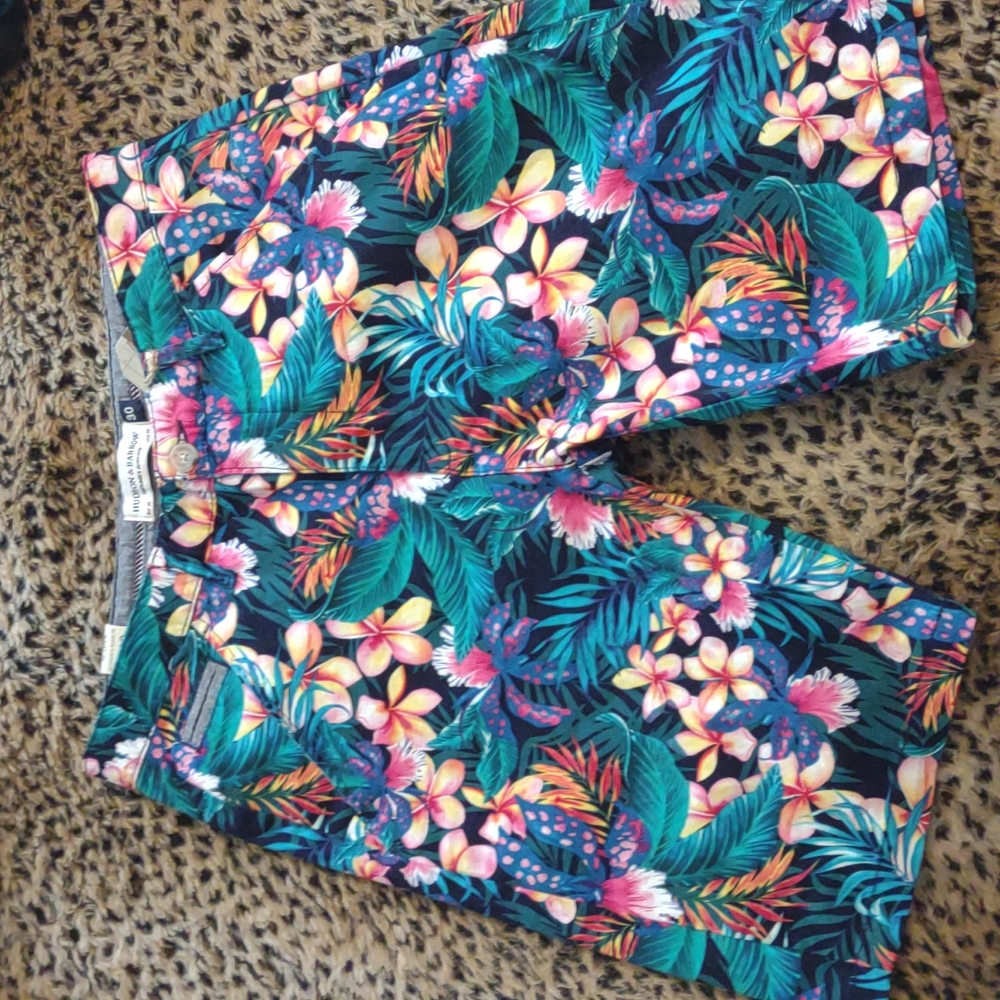 Hudson & Barrow Hibiscus Print Short NWT Sz. 30
